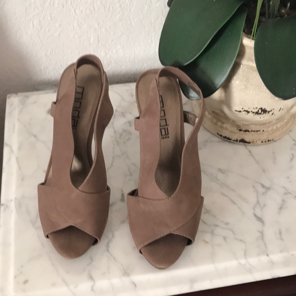 I’m selling apair of brown heels they’re 4 in tall